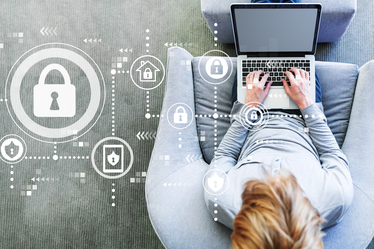 Vrouw Met Laptop Op Bank Ander Formaat Klein